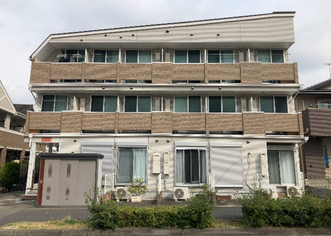 【外観】 | プルトーネ | 土地の形が極端に長細かったり、狭小地、あるいは道路との高低差がある傾斜地だった場合、後々売ろうとしても買い手がつかない場合もあります。後々、売却することになった時に価値の下がらない土地を選びましょう。