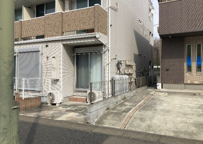 【外観】 | プルトーネ | 土地を買う際、住む地域の自治体や福祉の補助制度にも注目してみましょう。子供や老人の医療補助やゴミ出しのルールなど、自治体によってルールに大きな違いがあるため、暮らしやすい土地で判断するとよいでしょう。