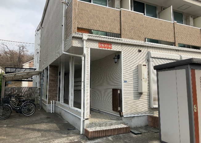 【外観】 | プルトーネ | 現地に行くなら、物件の周囲の地形がどうなっているかを見ることも大切です。周辺より低くなっている土地では、大雨などで水が集まりやすいため、地盤が弱くなっているということも考えられるため、注意が必要です。