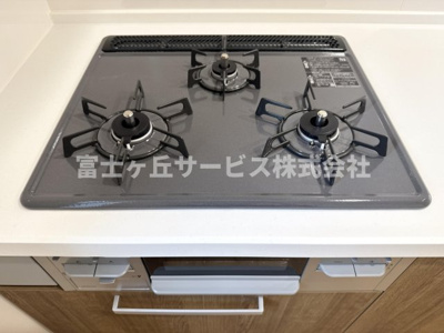 【その他】 | 静岡市清水区吉川 24期 新築一戸建て | 3口コンロがあります