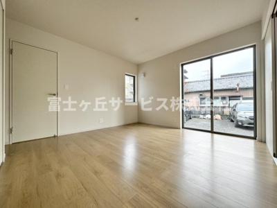 【居間・リビング】 | 静岡市清水区吉川 24期 新築一戸建て | リビングです