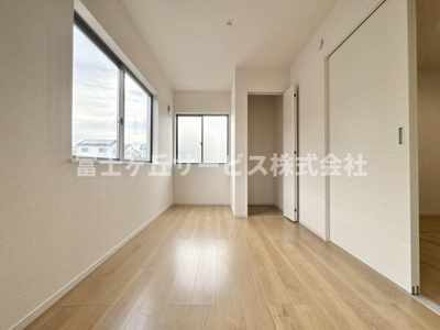 【洋室】 | 静岡市清水区吉川 24期 新築一戸建て | リビングの隣にある洋室です