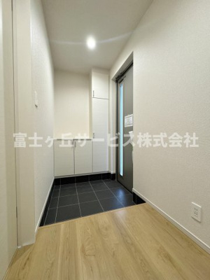 【玄関】 | 静岡市清水区吉川 24期 新築一戸建て | 収納もある玄関です