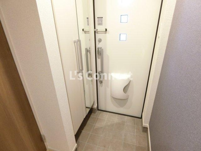 【玄関】 | グレイス古川 | 背の高い下駄箱には鏡付きで身だしなみチェック。