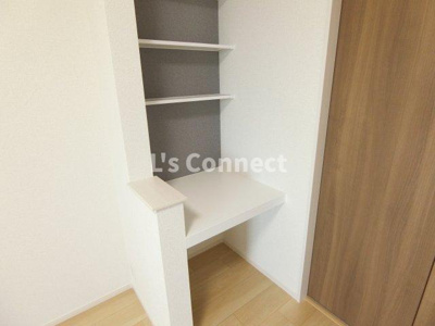 【その他】 | グレイス古川 | 机としても使える棚があります。