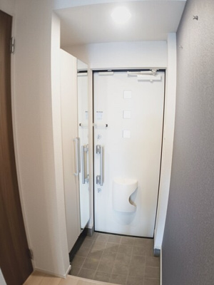 【玄関】 | グレイス古川 | 背の高い下駄箱には鏡付きで身だしなみチェック。