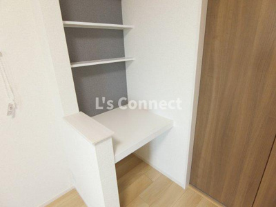 【その他】 | グレイス古川 | 机としても使える棚があります。