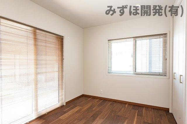 東根市大字蟹沢2110-410の洋室|明るい洋室です