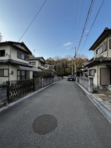 三田市下内神中古一戸建の前面道路含む現地写真
