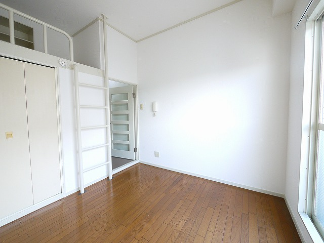 プレアール東生駒の洋室|落ち着いた色調の洋室です