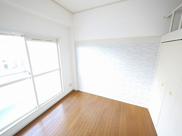 プレアール東生駒の洋室|明るい洋室です