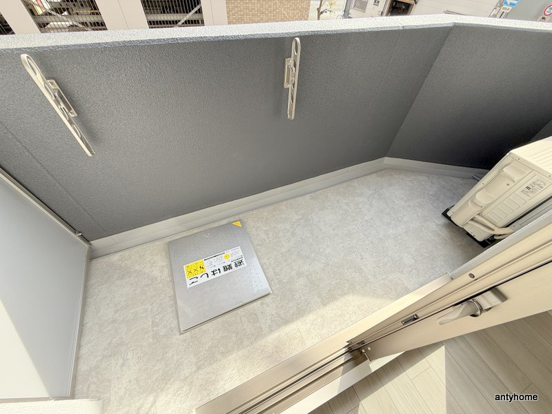 コンフォリア・リヴ新梅田　仲介手数料無料のバルコニー