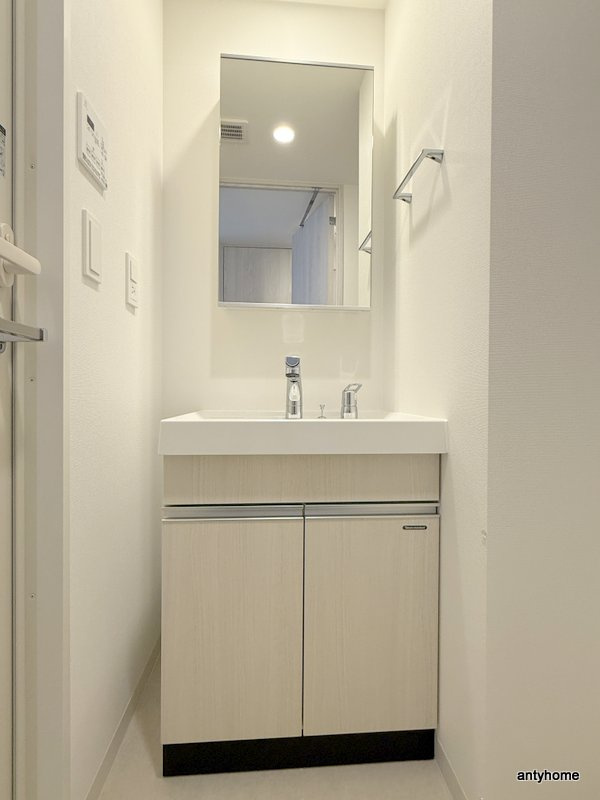 コンフォリア・リヴ新梅田　仲介手数料無料の洗面所