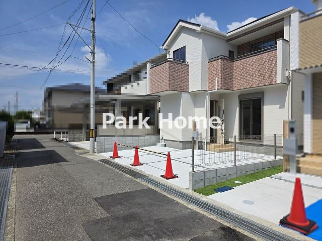 高知市介良 2期2棟1　新築戸建ての前面道路含む現地写真