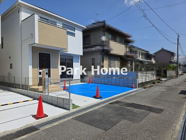 高知市介良 2期2棟2　新築戸建ての前面道路含む現地写真