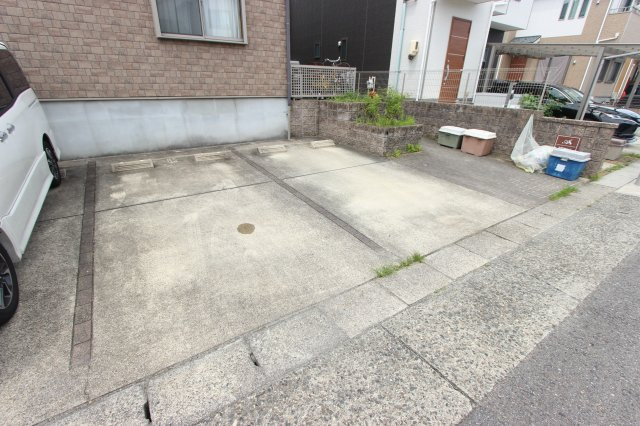 カーサグランデ池場の駐車場|1台分の駐車スペースもあります