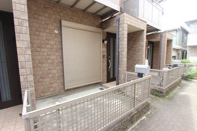 カーサグランデ池場のその他|1FのLDKはシャッター雨戸付