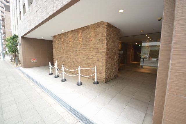 大阪市西区土佐堀３丁目の賃貸マンションのエントランス