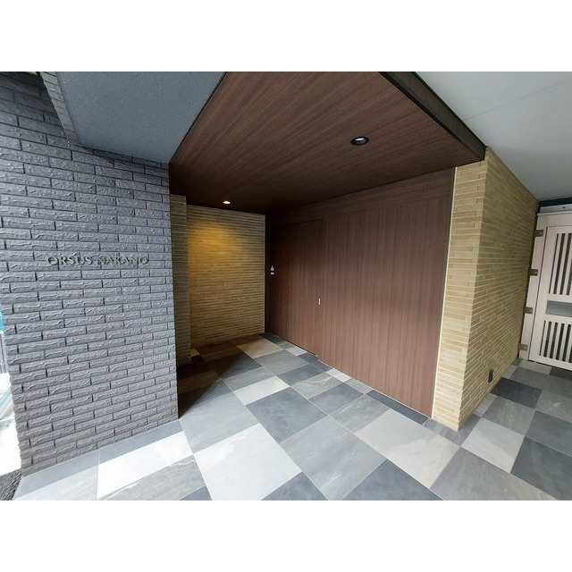 中野区新井１丁目の賃貸マンションのエントランス