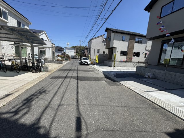 流山市三輪野山１丁目新築戸建【流山北小学校：9分】の前面道路含む現地写真|北側前面道路・幅員約6ｍ