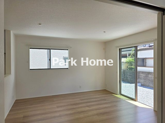 高知市桟橋通3丁目　③　新築戸建ての居間・リビング