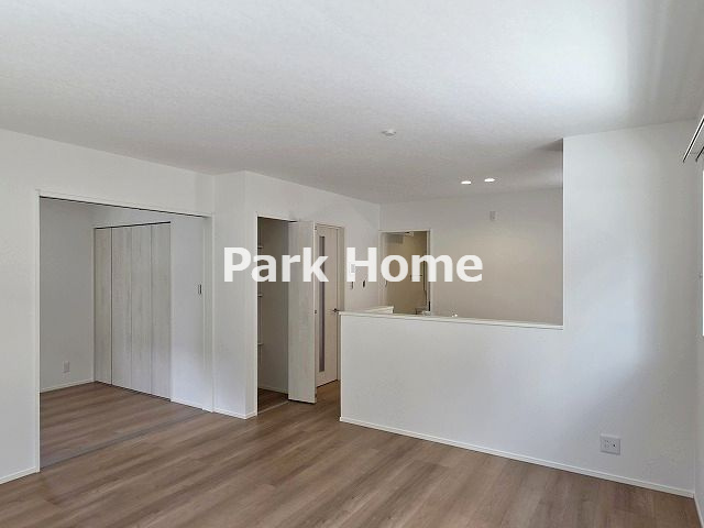 高知市桟橋通3丁目　③　新築戸建ての居間・リビング