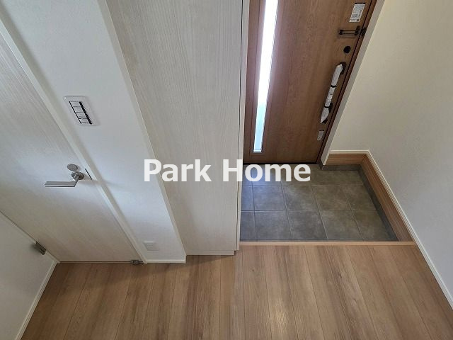 高知市桟橋通3丁目　③　新築戸建ての玄関