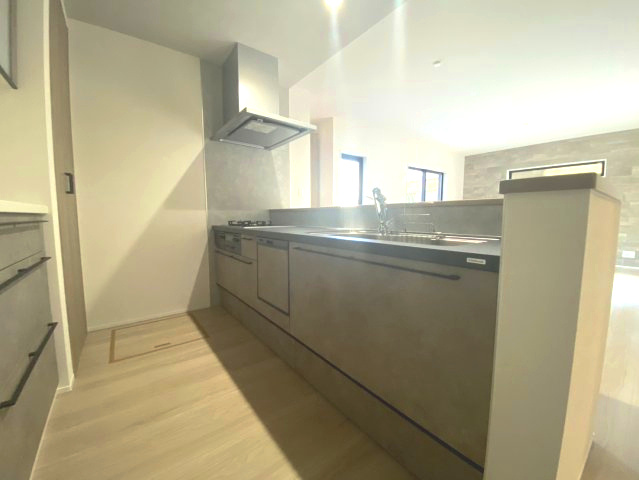 マ・メゾン　佐伯区五日市中央5丁目　№101のキッチン|黒とグレーを基調とした
スタイリッシュなキッチン