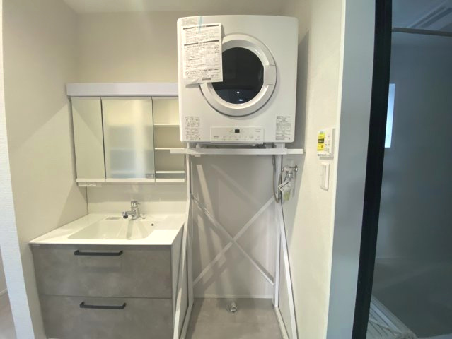 マ・メゾン　佐伯区五日市中央5丁目　№101の独立洗面台|おしゃれで収納豊富な洗面台。
RINNAI乾太くん付き。
