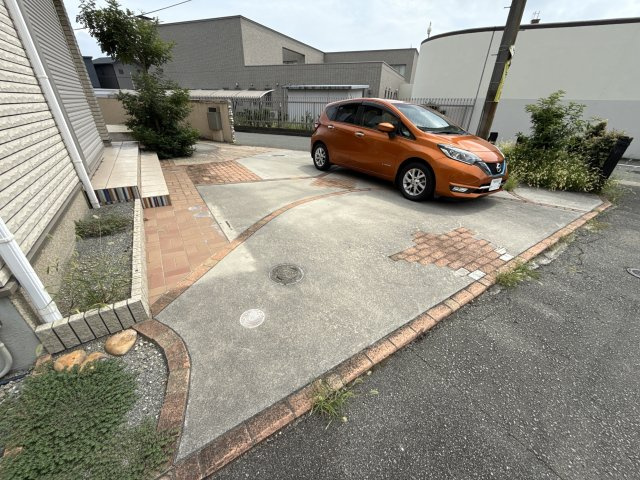 岩端町貸家の駐車場