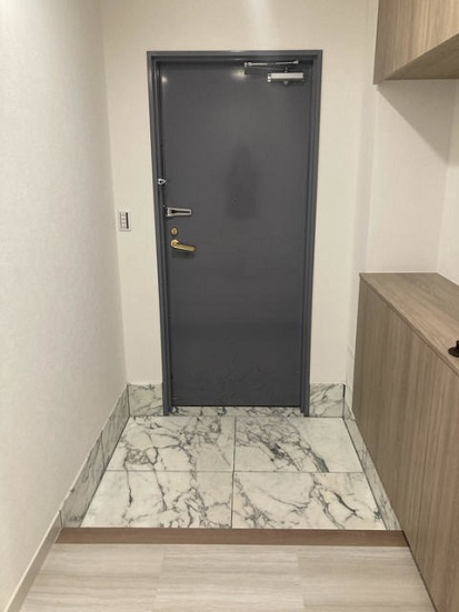 中央区新川１丁目の賃貸マンションの玄関