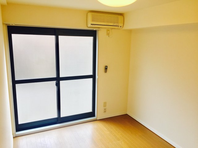 レオパレスクラージュの居間・リビング|家具家電の付いていないお部屋です