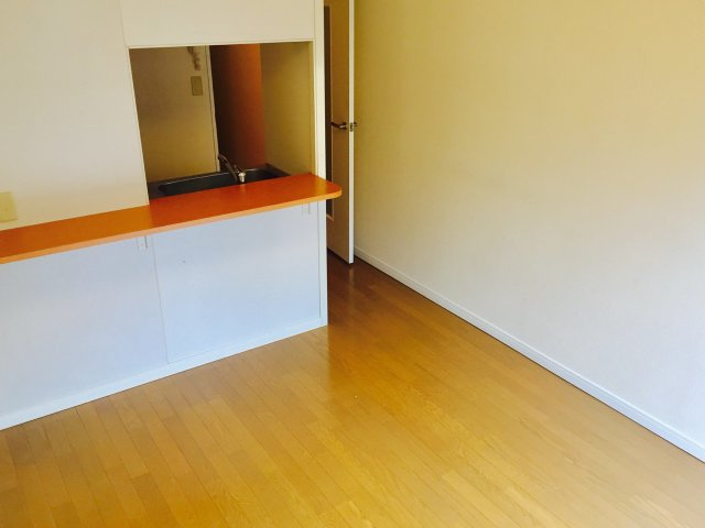 レオパレスクラージュの居間・リビング|カウンターキッチンのお部屋です
