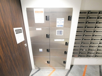 【その他共用部分】 | SERENiTE北浜 | 宅配ボックスです