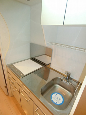 【キッチン】 | SERENiTE北浜 | コンパクトなキッチンで掃除もラクラク