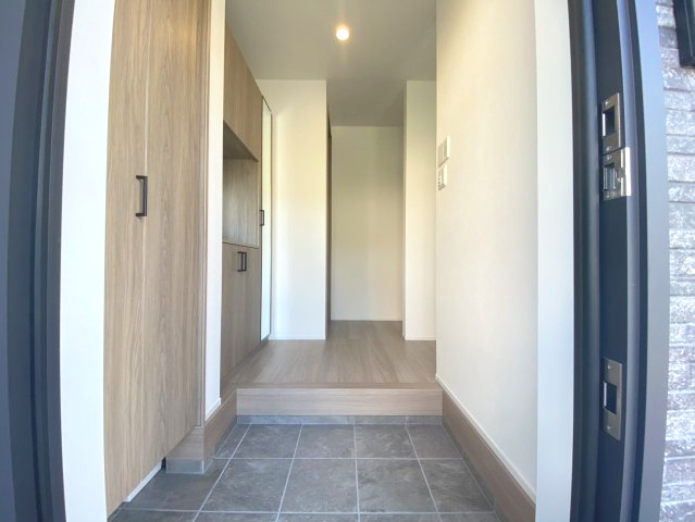 マ・メゾン　佐伯区五日市中央5丁目　№101の玄関|シューズインクローク付きで
収納豊富です。