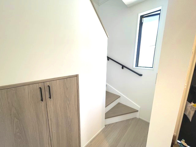 マ・メゾン　佐伯区五日市中央5丁目　№101の収納|階段下収納もあり
便利です。