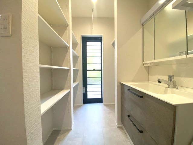 マ・メゾン　佐伯区五日市中央5丁目　№101の収納|洗面室内に
収納スペースもあります。