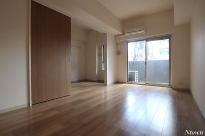 【居間・リビング】 | プレサンス栄ライズ | ゆったり過ごせる居間です