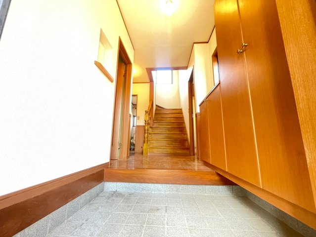 東吉田1080の玄関