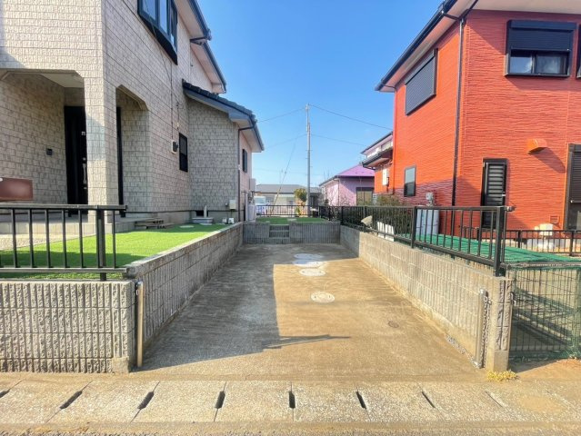 東吉田1080の駐車場