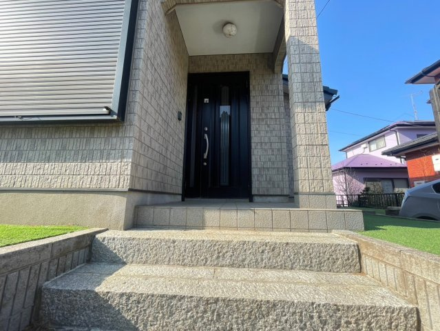 東吉田1080の玄関