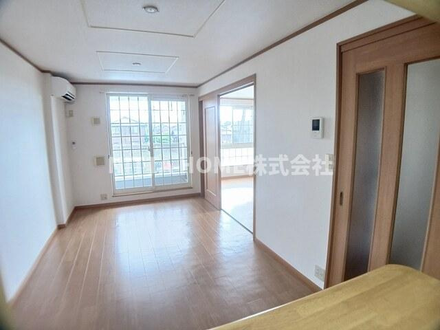 サンヒルズＢの居間・リビング|リビングは１１．７帖あります(^^)