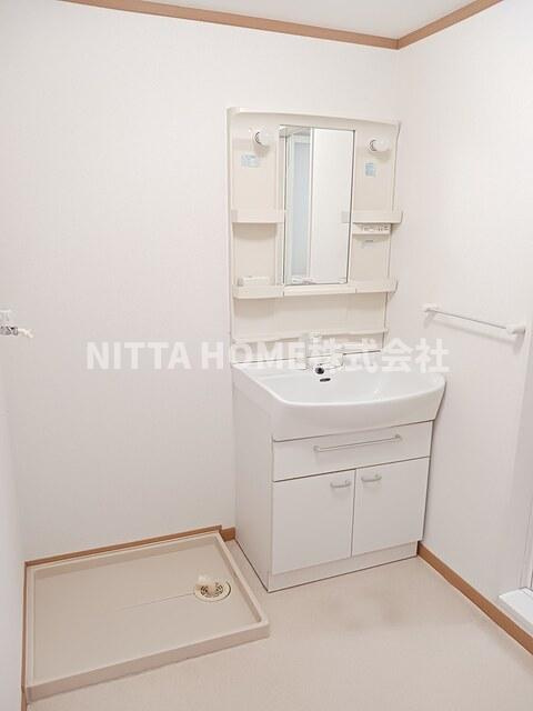 サンヒルズＢの洗面所|シャワー付きの洗面化粧台もあります(*^^)v