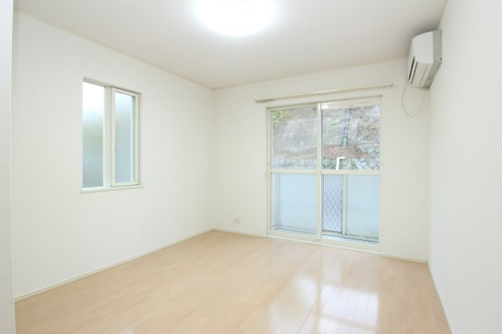 熊本市中央区黒髪３丁目のアパートの居間・リビング