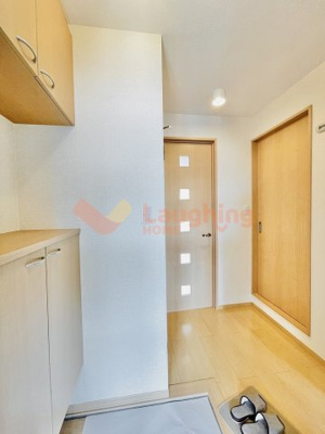 【玄関】 | リビングタウン江戸屋敷 E棟 | 収納もある玄関です