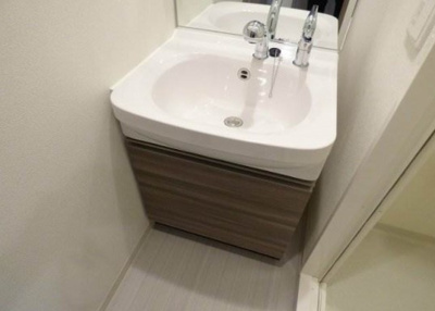【独立洗面台】 | プレサンス大阪城公園ネクサス | 独立洗面台、小物を置くことができて便利です