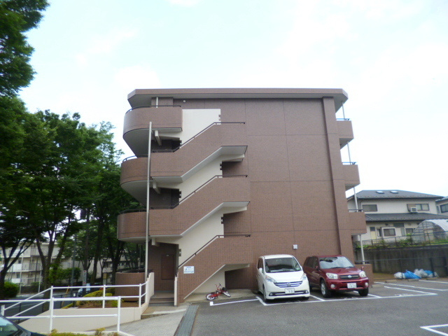 フェリエ藤が丘の外観|閑静な住宅街に佇みます。ファミリーに住みやすい環境
