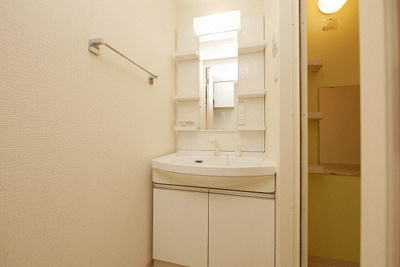 【洗面所】 | プレミアムコート谷町4丁目 | 使いやすい独立洗面台です