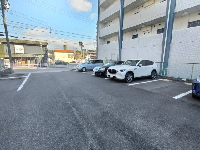 カネマンビルの駐車場|車をお持ちの方に嬉しい駐車場付きの物件です